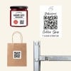 Glas Erdbeermarmelade, QR-Poster im Café, Papiertüte mit QR und Metallregal mit QR?