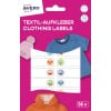 Das Bild zeigt eine Verpackung für Avery-Kleidungsetiketten mit farbenfrohen Smileys. Sie beinhaltet einen rosa Hintergrund und Abbildungen von Kleidungsstücken wie einem blauen T-Shirt, einer orangefarbenen Jacke und einem rosa Hut.