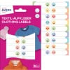 Das Bild zeigt Avery-Kleidungsetiketten mit verschiedenen bunten Emoji-Designs zum Kennzeichnen von Gegenständen. Die Etiketten befinden sich auf einer rosa Verpackung mit Beispielkleidungsstücken.