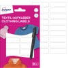Das Bild zeigt eine Verpackung für Avery-Kleidungsetiketten mit einem rosa Hintergrund, auf dem sich Kleidungsstücke und ein Stift befinden. Es hebt die Etiketten und ihren vorgesehenen Gebrauch hervor.