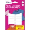 Das Bild zeigt Avery-Kleidungsetiketten mit einem pinken Hintergrund, auf dem ein blaues Hemd, eine orangefarbene Jacke und eine pinke Mütze zu sehen sind. Es zeigt ein Maxi-Pack mit 90 Etiketten an.