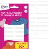Das Bild zeigt eine Verpackung für Avery-Kleidungsaufkleber, auf der die Wörter 'Textil-Aufkleber Clothing Labels' zu sehen sind. Der Hintergrund ist pink und zeigt Beispiele von Kleidungsstücken sowie leere Etikettenvorlagen.