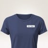 Das Bild zeigt ein dunkelblaues T-Shirt mit einem Namensschild, auf dem 'Julia Smith' steht.