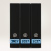 Drei schwarze Aktenordner mit der Beschriftung '2027' auf einem hellen Hintergrund.