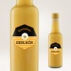 Das Bild zeigt eine Flasche Eierlikör, ein deutscher Eierlikör, mit einer charakteristischen gelben Farbe und einem Etikett, das 'Spezialität Eierlikör' lautet. Die Flasche hat ein klassisches Design und einen goldenen Verschluss.