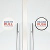Das Bild zeigt eine Tür mit Schildern, die anweisen, wie sie zu öffnen ist. Auf der einen Seite steht in einem kreisförmigen Design 'GOOD BYE PULL THE DOOR PLEASE', und auf der anderen Seite steht 'WELCOME PUSH THE DOOR PLEASE' ebenfalls in einem kreisförmigen Design.