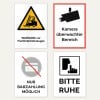 Das Bild zeigt vier Warnschilder: eine Warnung vor Gabelstaplern, ein Überwachungsbereich, ein Hinweis auf Bargeldzahlung und ein Ruhetauchen. Jedes Schild enthält Text und entsprechende Symbole, um Sicherheits- und Betriebshinweise zu vermitteln.