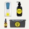 Das Bild zeigt vier Gegenstände: einen weißen Handdesinfektionsmittelspender, eine schwarze Flasche mit der Aufschrift 'Gratis Muster', eine Tropfflasche mit einem Flammensymbol und einen grauen Behälter mit der Aufschrift 'Gluten Frei'. Jedes Objekt hat ein auffälliges gelbes rundes Etikett.