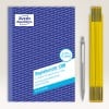 Das Bild zeigt ein blaues Notizbuch mit der Aufschrift 'Regiebericht 1306' von Avery, zusammen mit einem silbernen Stift und gelben Dokumentenklammern an der Seite.