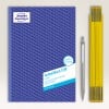 Das Bild zeigt ein AVERY Zweckform Aufmaßbuch mit blauem Einband und einem Etikett, das angibt, dass es 100 Blatt für die Vermessung von Bauleistungen enthält, begleitet von einem silbernen Stift und einem Satz gelber Büroklammern.