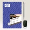 Das Bild zeigt ein Fahrtenbuch von Avery Zweckform mit einem Umschlagdesign, das ein Auto darstellt. Daneben liegen ein silberner Stift und eine Fernbedienung für das Autoschlüssel.