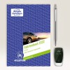 Das Bild zeigt ein Produkt namens 'Fahrtenbuch 1222' von Avery Zweckform, das ein Fahrtenbuch zum Aufzeichnen von Fahrzeugfahrten ist. Auf dem Umschlag ist ein Bild eines Autos und verschiedene Texte abgebildet, die darauf hinweisen, dass es von einer Finanzbehörde anerkannt ist und aus recycelten Materialien besteht. Ein Stift und ein Autoschlüsselanhänger sind neben dem Fahrtenbuch platziert.