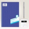 Das Bild zeigt ein blaues Kassenbuch mit der Aufschrift 'Kassenbuch 426' von Avery Zweckform, zusammen mit einem silbernen Stift und einem weißen, tastaturähnlichen Gerät.
