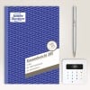 Das Bild zeigt ein blaues Notizbuch mit der Aufschrift 'Kassenbericht 305' von Avery Zweckform, einen silbernen Stift und ein weißes Zahlungsterminal.