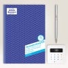 Das Bild zeigt ein blaues Deckblatt eines Notizbuchs mit der Aufschrift 'Kassenabrechnung 428' von Avery. Es wird von einem metallischen Stift und einem kleinen elektronischen Gerät mit einer Tastatur begleitet.