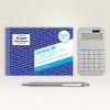 Das Bild zeigt eine Packung 'Avery Zweckform' Quittungsblöcke mit dem Titel 'Quittung 306', zusammen mit einem silbernen Stift und einem grauen Taschenrechner. Die Packung enthält 50 Originalquittungen mit Durchschlägen.