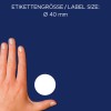 Das Bild zeigt eine Hand, die neben einem weißen Kreis auf einem dunkelblauen Hintergrund positioniert ist. Der darüber stehende Text gibt an, dass die Etikettengröße Ø 40 mm beträgt.