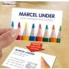 Das Bild zeigt eine Visitenkarte für Marcel Linder, die Künstlerbedarf und -materialien präsentiert. Die Karte ist bunt und zeigt oben Stifte. Sie enthält auch Kontaktinformationen und gibt an, dass sie beidseitig bedruckt ist.