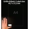 Das Bild zeigt eine Hand neben einem Etikett mit den Maßen 45,7 x 21,2 mm, was darauf hinweist, dass es der Größe A4 entspricht. Der Hintergrund ist dunkel, wodurch die Informationen zur Etikettengröße hervorgehoben werden.