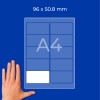 A4-Blatt-Mockup mit 96 × 50,8 mm Etikettenraster und einer Hand unten links?