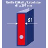 Das Bild zeigt eine Illustration einer Etikettengröße mit den Maßen 61 x 297 mm, die neben einem Ordner dargestellt wird. Das Etikett ist rot und der Ordner ist blau. Der Hintergrund ist helllila.