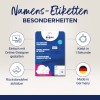 Das Bild zeigt eine Produktverpackung für selbstklebende Namensschilder von Avery. Es hebt Eigenschaften hervor wie ein einfaches Design mit einem Online-Tool, schnelle Haftung in einer Sekunde und dass die Etiketten ablösbar und in Deutschland hergestellt sind.