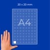 Hand neben einem A4-Rasterblatt mit der Aufschrift 20 × 20 mm und kleinen quadratischen Zellen?