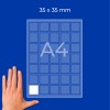 A4-Blatt mit einem Raster aus 35×35-mm-Quadraten, mit einem weißen Quadrat und einer Hand unten links?