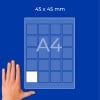 Hand neben A4-Blatt-Mockup mit 45×45-mm-Raster und einem weißen Quadrat?