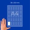 Hand neben einem A4-Blatt, das ein 30 x 50 mm Raster aus Etikettenrechtecken zeigt?