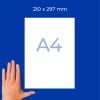 A4-Papier-Mockup (210 x 297 mm) auf blauem Hintergrund mit einer Hand unten links?