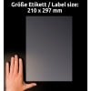 Das Bild zeigt eine Hand neben einem grauen rechteckigen Blatt Papier, dessen Abmessungen sowohl auf Deutsch als auch auf Englisch mit 210 x 297 mm angegeben sind. Der Hintergrund ist schwarz.