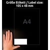 Das Bild zeigt eine Etikettengröße von 105 x 48 mm mit einer Hand zum Größenvergleich. Es enthält den Text 'Größe Etikett / Label size: 105 x 48 mm' und eine Darstellung einer A4-Papiergröße.
