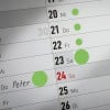 Das Bild zeigt einen Kalender mit hervorgehobenen Daten. Auffällig ist, dass der Name 'Peter' für das Datum 24 geschrieben steht, welches in Rot markiert ist.