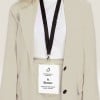 Das Bild zeigt ein Namensschild, das an einem Lanyard hängt und von einer Person in einem beigen Anzug getragen wird. Das Namensschild weist auf die Teilnahme an der International Eco Conference hin, mit dem Namen A. Brown und der Zugehörigkeit zu Solar Power International in München, Deutschland.