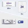 Das Bild zeigt ein Avery-Namensschild mit dem Namen Sarah Baron, in einer Menge von 20. Außerdem ist ein Papierblatt mit 24 Etiketten und ein Bild eines Etikettendruckers zu sehen, sowie ein blauer Etikettenhalter mit einem Magneten.