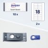 Das Bild zeigt ein Etikettenpaket von Avery mit der Aufschrift "Sarah Baron" und angegebenen Mengen. Es enthält ein schwarzes Gerät und einen blauen Gegenstand sowie ein Blatt mit Etiketten.