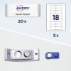 Das Bild zeigt verschiedene Büroartikel, darunter Avery-Namensschilder mit Namen und Menge, eine Rolle eines Etikettenhalters und einen blauen Etikettenapplikator, angeordnet in einem klaren Layout mit angegebenen Mengen.