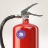 Das Bild zeigt einen roten Feuerlöscher mit einer silbernen Düse und einem Manometer. Ein Etikett auf dem Feuerlöscher zeigt die Zahl 28 in einem kreisförmigen Design.
