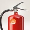 Das Bild zeigt einen roten Feuerlöscher mit einem Manometer und einer Düse. Ein Zertifizierungsetikett ist darauf sichtbar.