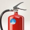 Das Bild zeigt einen roten Feuerlöscher mit einem Manometer und einer Düse. Das Manometer zeigt den Druckpegel an, und es gibt einen blauen Aufkleber, der die Zertifizierung angibt.