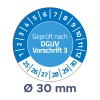 Das Bild zeigt ein rundes Prüfetikett, das die Einhaltung der DGUV-Vorschriften anzeigt, mit Zahlen am Rand und der Aufschrift 'Geprüft nach DGUV Vorschrift 3' mit einem Durchmesser von 30 mm.
