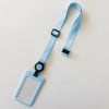 Das Bild zeigt einen blauen Ausweisinhaber mit einem Lanyard, der zum Halten von Personalausweisen oder Badges entworfen wurde.