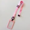 Das Bild zeigt ein rosa Schlüsselband mit einem transparenten ID-Halter. Es hat ein Satin-Finish und einen schwarzen Clip zur Einstellung.