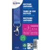 Dieses Bild zeigt ein Verpackungsetikett für recycelte Lanyards von Avery, mit einem blau-weißen Design, einem Karabinerhaken, Recyclingsymbolen und Produktdetails.