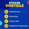 Das Bild zeigt ein Paket mit 56 reflektierenden Aufklebern mit farbenfrohen Designs wie Raketen und Sternen. Es hebt Haltbarkeit, Wetterbeständigkeit und umweltfreundliche Verpackung hervor.