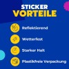 Das Bild zeigt ein Set reflektierender Aufkleber, deren Merkmale wie starke Haftung, Wetterbeständigkeit und nachhaltige Verpackung hervorgehoben werden. Die Verpackung enthält bunte Designs.