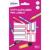 Das Bild zeigt Avery-Stiftetiketten auf einem lebhaften pinkfarbenen Hintergrund, zusammen mit verschiedenen farbenfrohen Stiften und Bleistiften, die mit Namen beschriftet sind.