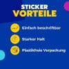 Das Bild zeigt eine Packung Avery Stiftetiketten, die ihre Merkmale hervorhebt: leicht beschreibbar, starke Haftung und umweltfreundliche Verpackung. Enthält bunte Marker.