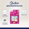 Das Bild zeigt ein Paket Avery Stiftetiketten mit hervorgehobenen Merkmalen. Es wird angegeben, dass die Etiketten leicht beschreibbar sind, eine starke Haftung haben und in nachhaltiger Verpackung kommen. Neben den Etiketten sind bunte Stifte abgebildet.